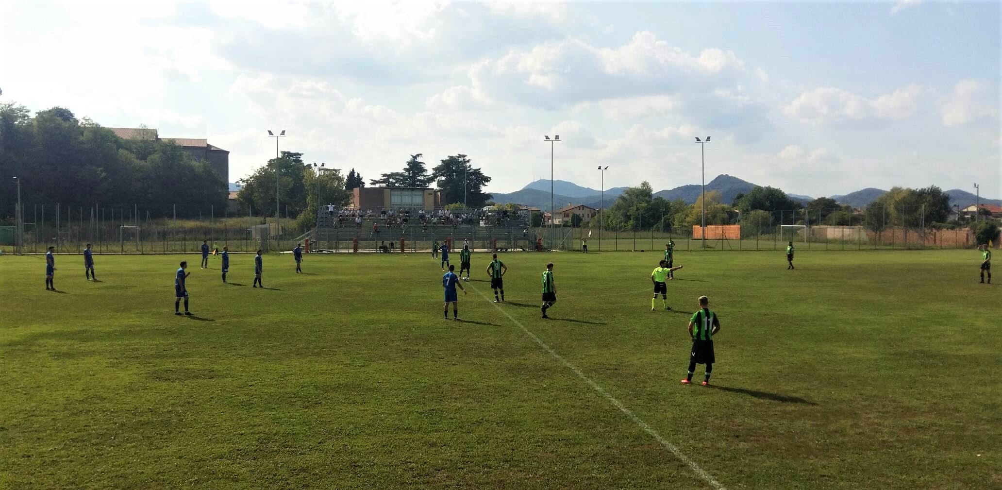 Il calcio d'inizio del derby odierno di Coppa Veneto